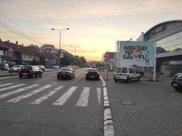 Reklamiranje, štampanje: Bilbord sa reklamnim sadržajem, postavljen na metalnoj konstrukciji — 2