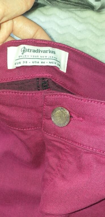 pantalone s: NOVO. Stradivarius farmerice samo skinuta etiketa vel.38 sa dosta — 4