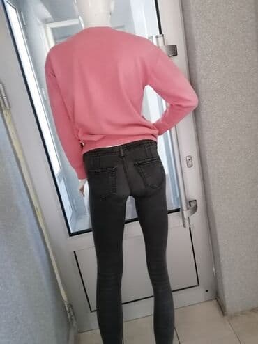 tamno sive pantalone: Tamno sive farmerice
Očuvane
Vel S M — 5