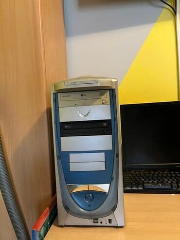 Desktop računari i radne stanice: Računarski toranj sa futurističkim dizajnom, kombinacijom srebrne i — 1