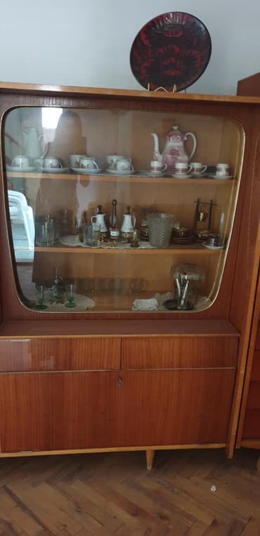 drvena hranilica 2 u 1: DRVENA VITRINA SA GARDAROBNIM DELOM IZ ANTIKVARNICE — 1