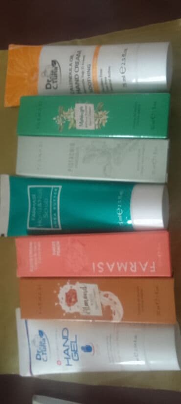 krema za nokte: Set sadrži nekoliko Farmasi proizvoda za negu ruku, uključujući kreme — 1
