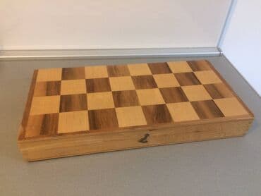kontrolni iz srpskog za 3 razred imenice: Sah iz 70-tih Drvene figure, drvena kutija 33x32.5cm Stanje kao na — 10