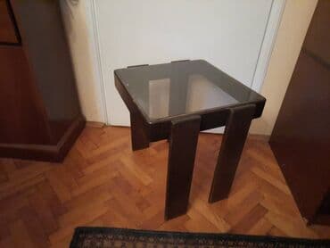 lavabo sa ormaricem dimenzije: Mali drveni (klub) stocic sa staklom Dimenzije 48x48 cm Visina oko — 3