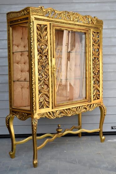 matis komode i vitrine: 𝐁𝐚𝐫𝐨𝐤𝐧𝐚 𝐬𝐭𝐚𝐤𝐥𝐞𝐧𝐚 𝐯𝐢𝐭𝐫𝐢𝐧𝐚 𝐮 𝐩𝐨𝐳𝐥𝐚𝐭𝐢.𝐕𝐢𝐭𝐫𝐢𝐧𝐚 𝐢𝐦𝐚 𝐝𝐯𝐞 𝐬𝐭𝐚𝐤𝐥𝐞𝐧𝐞 𝐩𝐨𝐥𝐢𝐜𝐞 𝐢 — 1