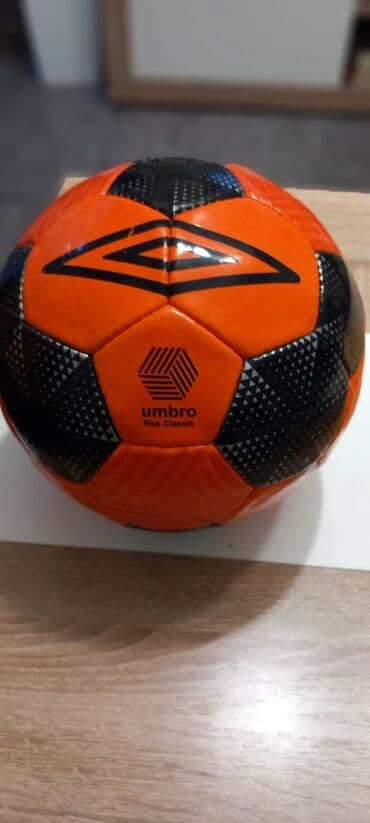 Rekviziti za vežbanje: Umbro lopta Novi Beograd blok 62 .Nova ne korišćena — 2