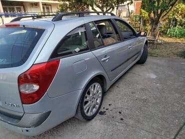auto kamera 3 u 1: Renault Laguna karavan, srebrne boje, sa krovnim nosačima. Poseduje — 3