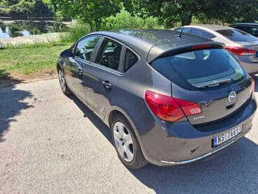 samolepljive lajsne za auto na metar: Opel Astra J hečbek u sivoj boji, sa petoro vrata. Vozilo je — 1