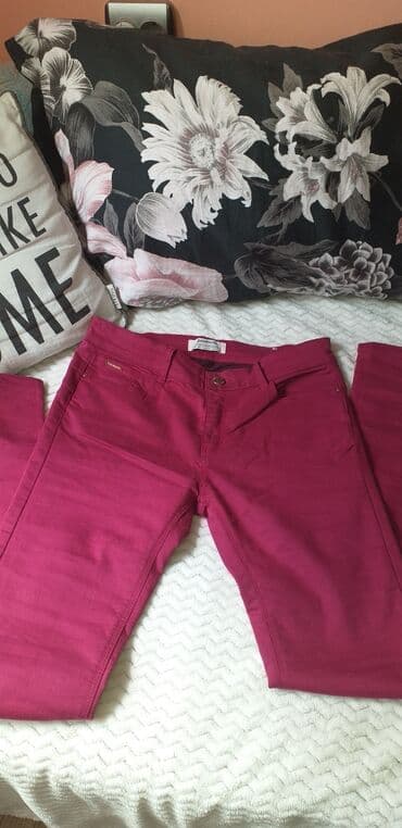 pantalone s: NOVO. Stradivarius farmerice samo skinuta etiketa vel.38 sa dosta — 1