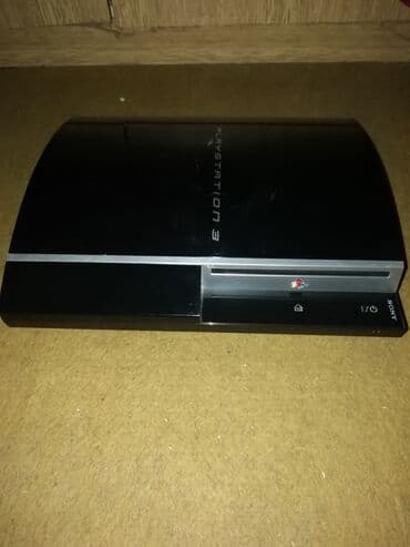 Elektronika: Sony PlayStation 3 konzola, dolazi sa dva kontrolera. Konzola je crne — 2