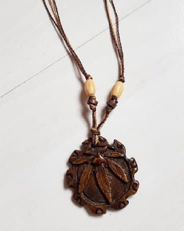 ogrlica sa slovom m: Ogrlica sa priveskom, Handmade, Materijal: Drvo — 1