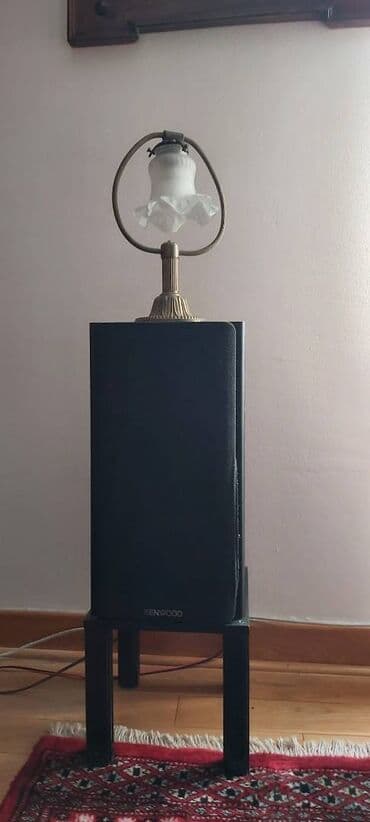 vino sa zlatnim listićima cena: Stona lampa, Upotrebljenо — 1