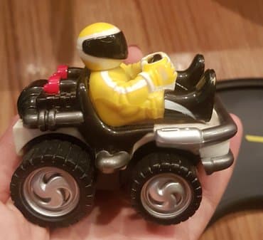 traktor na pedale za decu: Silverlit auto za trke za vozacem - cikicom sa kacigom. Autic igracka — 2