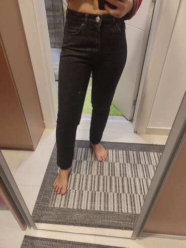 elegantne pantalone sa visokim strukom: Zara farmerke crne boje. Visok struk, duboke su. Velicina je 36 — 2