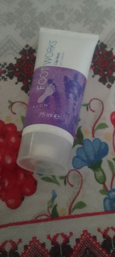 komplet šminke: Set za negu stopala Avon Foot Works sadrži kremu za noćnu negu stopala — 4