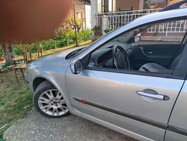 auto kamera 3 u 1: Renault Laguna karavan, srebrne boje, sa krovnim nosačima. Poseduje — 2