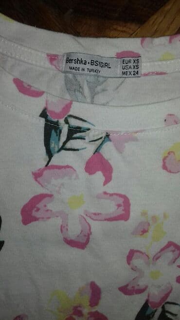majica s: Bershka, XS (EU 34), Cvetni, bоја - Bela — 3