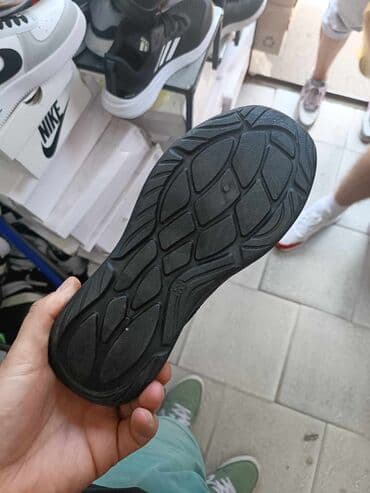 diskvared patike: 06. patike 
36-41
3300 din — 6