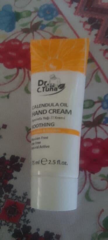 zeleni karmin crvene boje: Dr. C. Tuna krema za ruke sa uljem nevena, u pakovanju od 75 ml. Krema — 1
