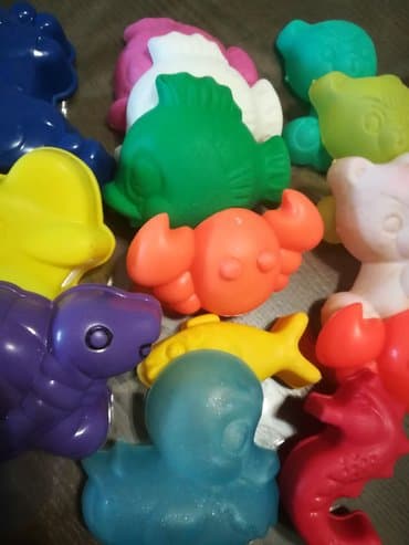 dexy co igracke za devojcice od 10 godina: Plastične figurice za igru 12 kom sve za 500 din, raznih oblika i — 1