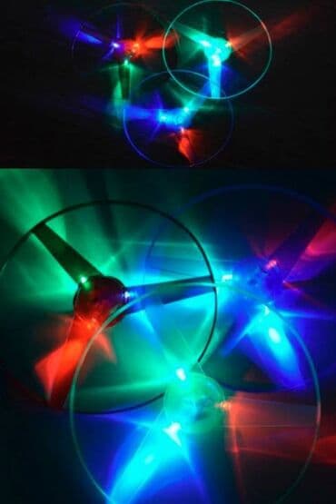pepco nova varos: Nov svetleći leteći disk. Ima tri LED boje crvena, zelena i plava — 3