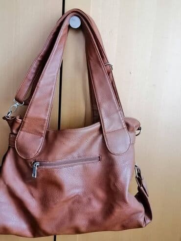 new yorker torbe za plazu: Torba braon boje, br 6, dužina kaiša 60 cm, ima spolja 1 džep, unutra — 4