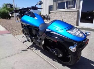 regulator pritiska goriva astra g 1.7 dti: Suzuki motokl marke Boulevard M109R. Model u plavoj boji sa crnim — 1