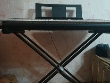 Muzički instrumenti: Klavijatura Yamaha PSR E353, zajedno sa stalkom Soundsation KS-25 — 2