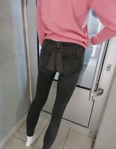 tamno sive pantalone: Tamno sive farmerice
Očuvane
Vel S M — 3